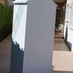 armario de exterior blanco