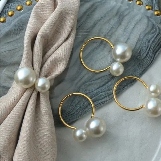 Servilleta con anillo de perlas