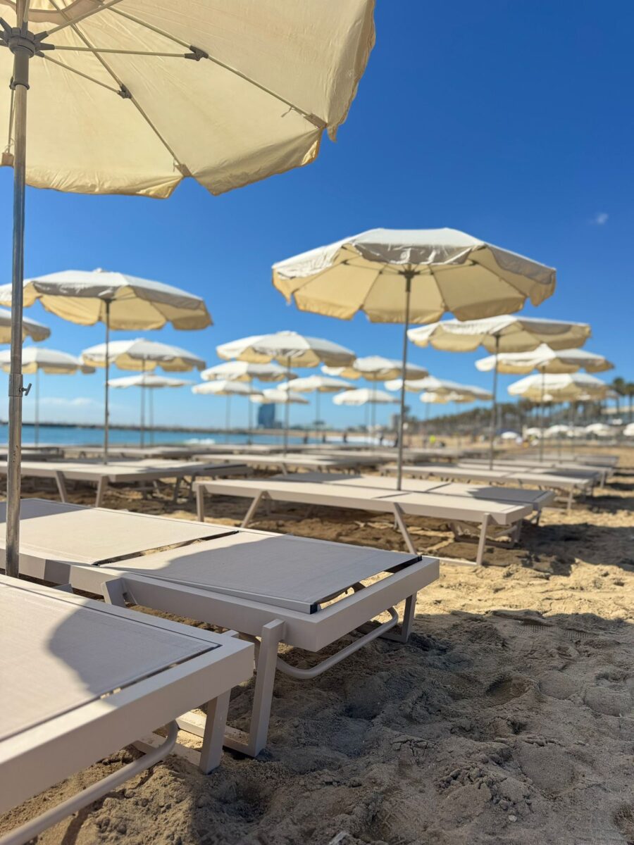 tumbonas hosteleria playa somorrostro barcelona