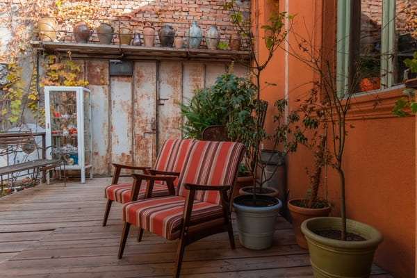 Terraza vintage con sofá y pared decorolada